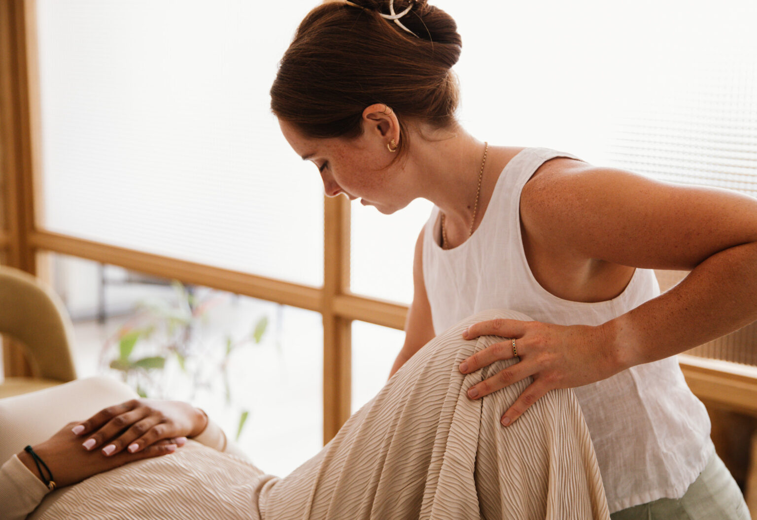 Vrouwelijke chiropractor behandelt klant in Amsterdam