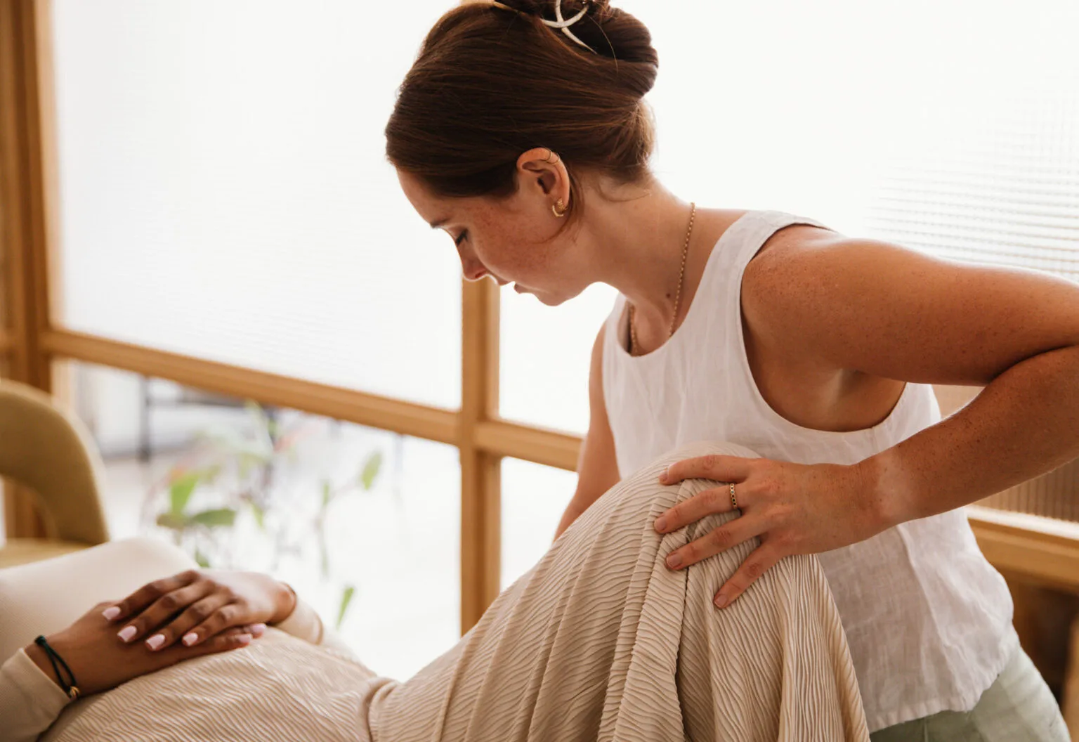 Vrouwelijke chiropractor behandelt klant in Amsterdam