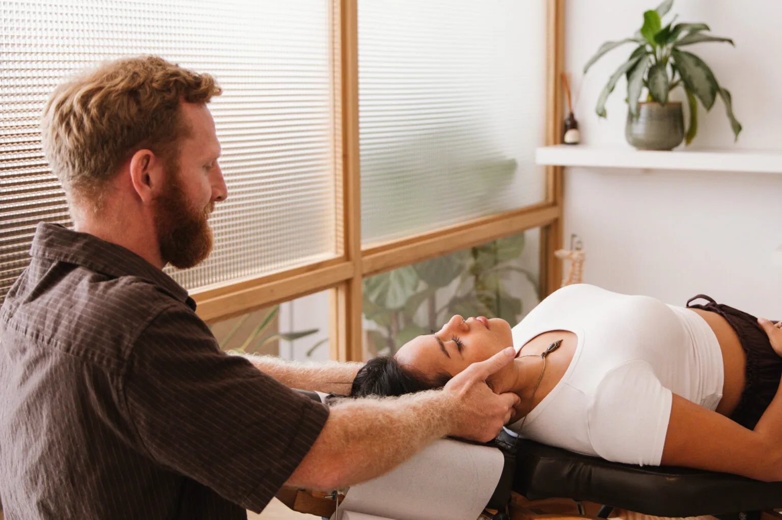 Chiropractor in Amsterdam behandelt vrouw