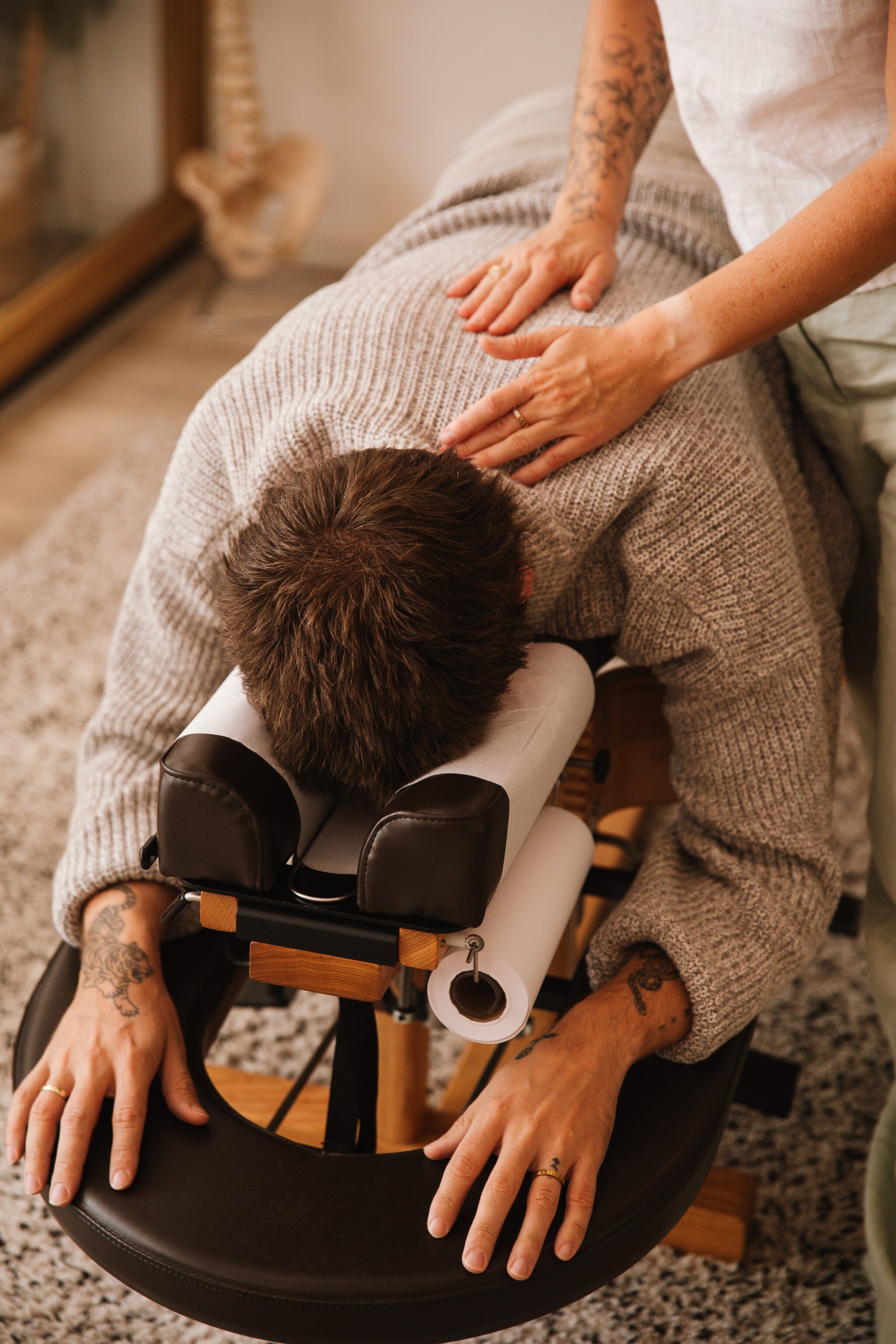Oorzaak midden rugpijn herstellen door chiropractor