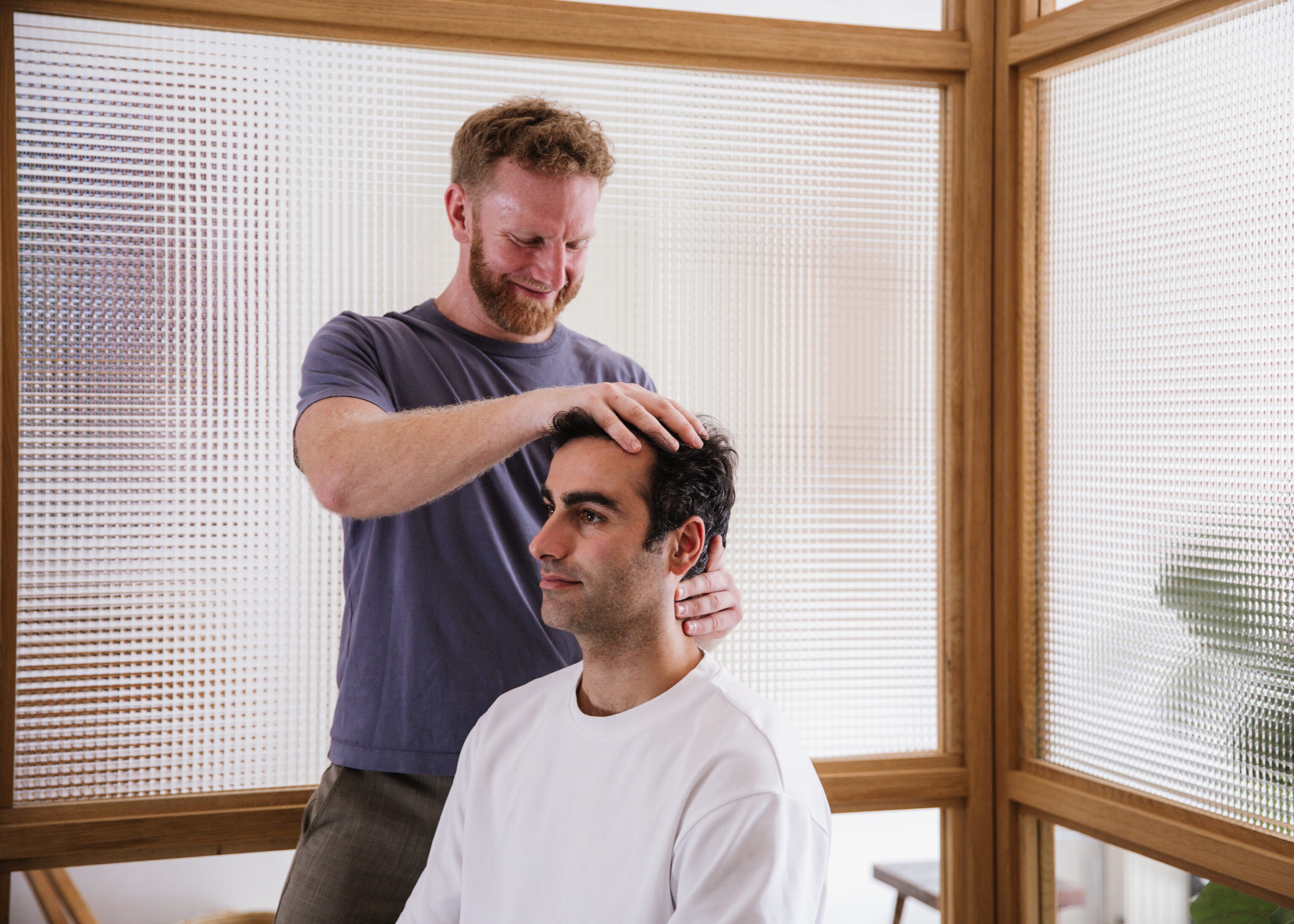 Chiropractor helpt man herstellen van hoofdpijn