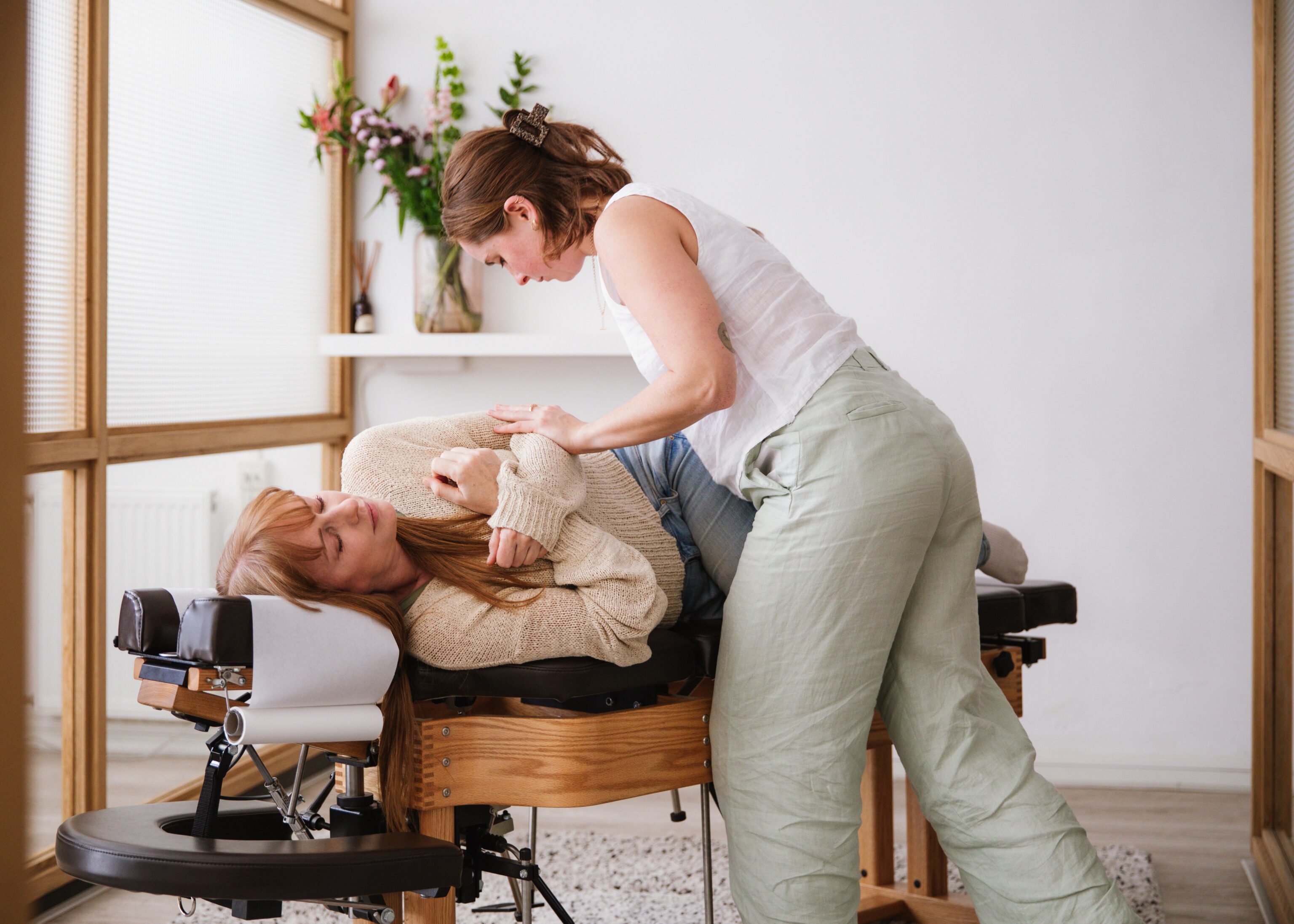 Chiropractor behandelt problemen aan SI-gewricht